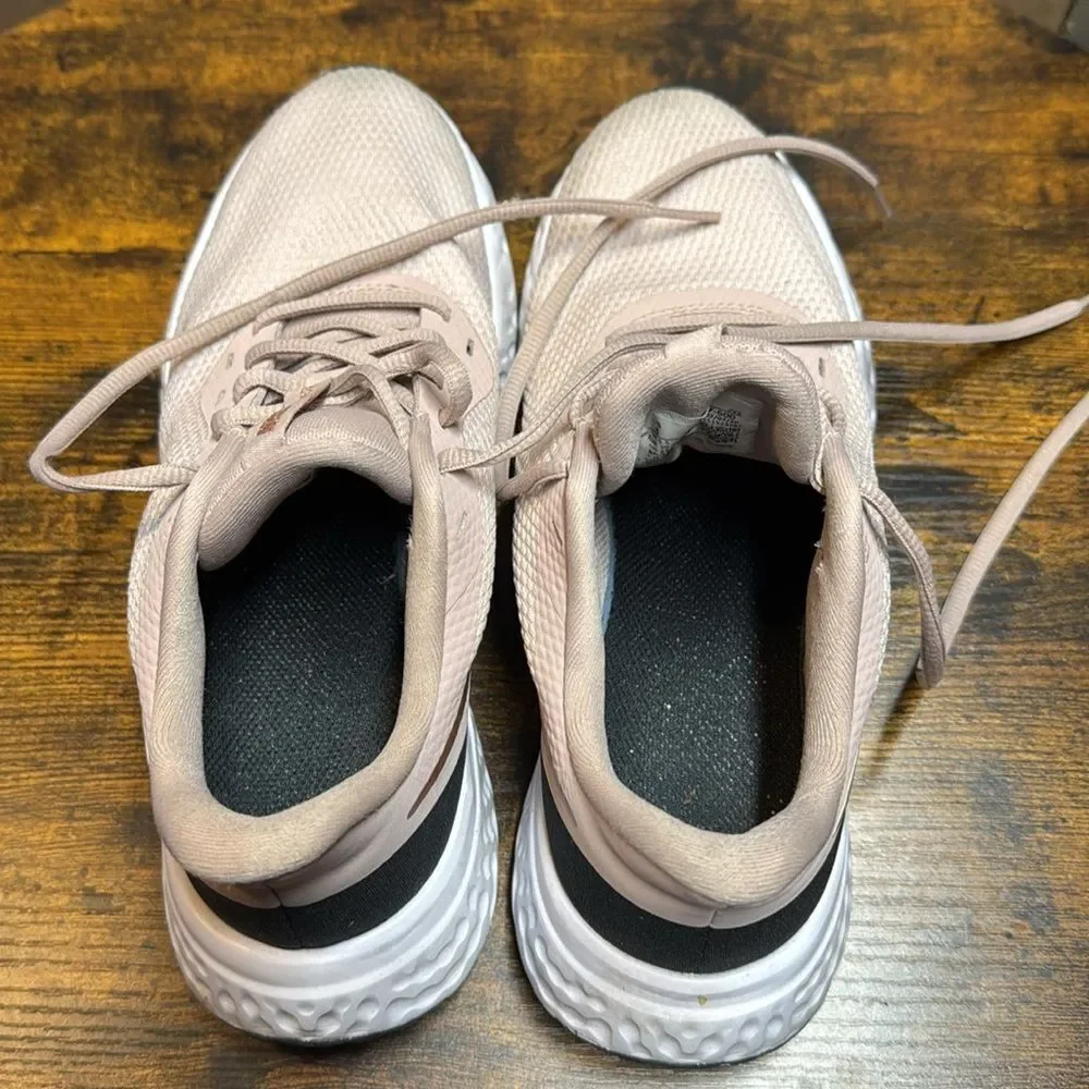 Nike Revolution 5 Barely Rose Running Sneakers BQ3207-600 Women's Size US‎ 8